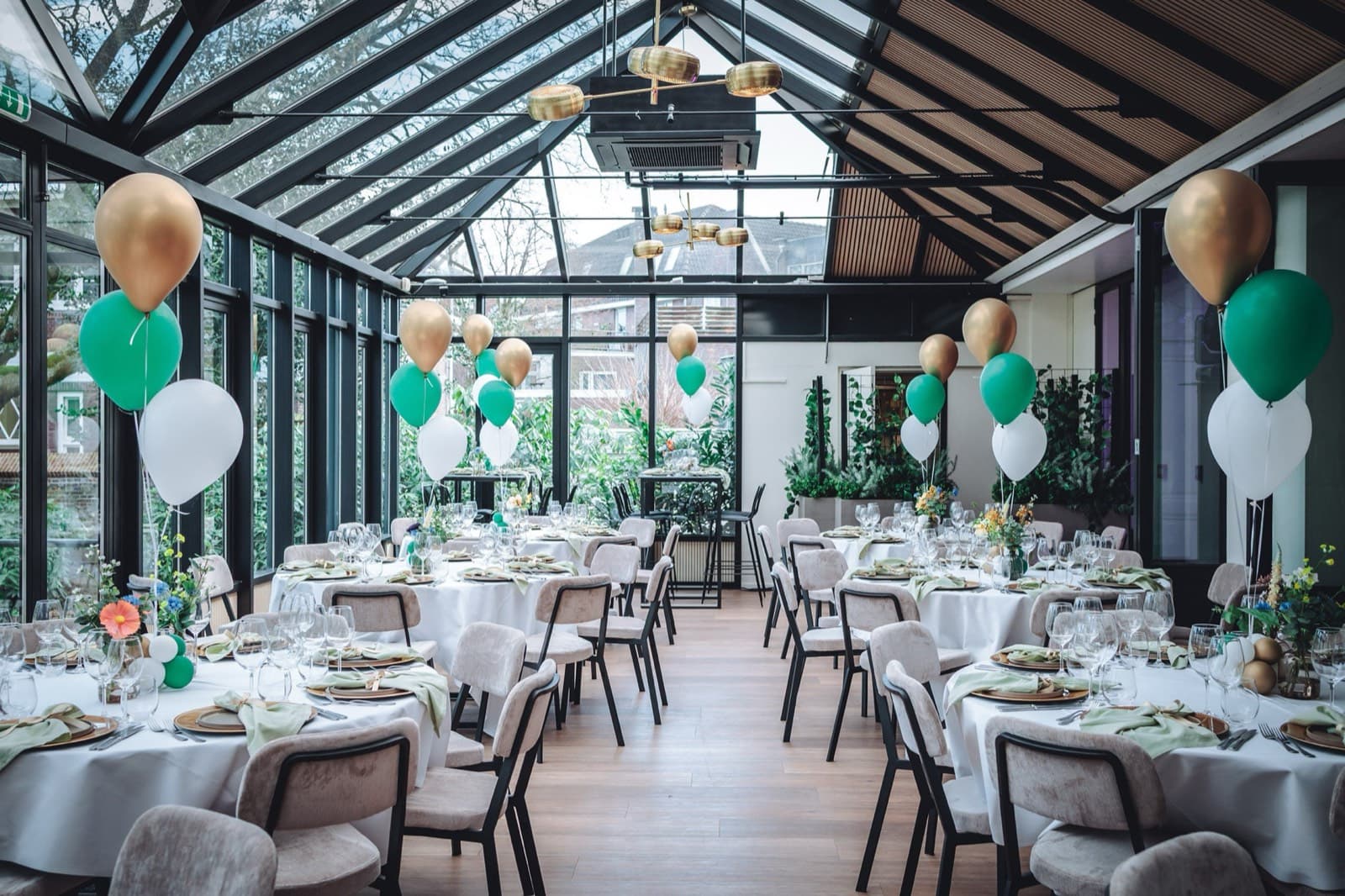 Zakelijke evenementenlocatie Villa 1855 Tilburg — feestzaal met monumentale haard